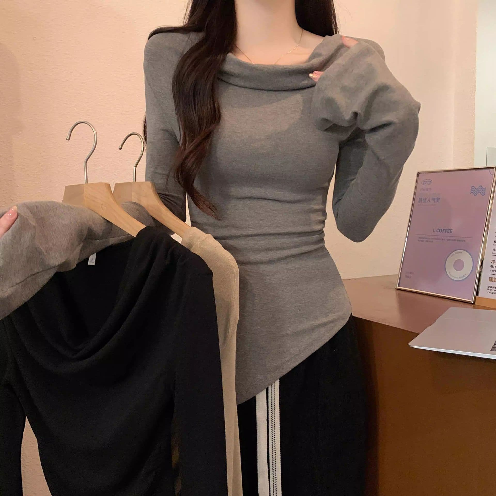 Long-sleeved T-shirt for women in autumn and winter, new Korean version, slim, sexy, irregular, pure lust hot girl design, inner layering shirt