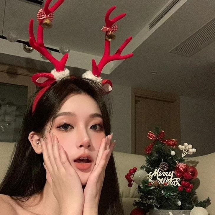 Christmas headband with realistic tree branch design, super cute forest-style reindeer headband for girls, perfect for photo studio decorations.