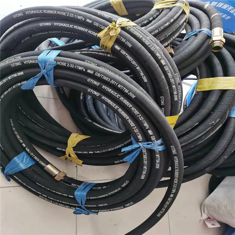 High-pressure hoses, high-pressure oil pipes, pump hoses, grouting and shotcrete hoses, steel wire braided, customizable sizes.