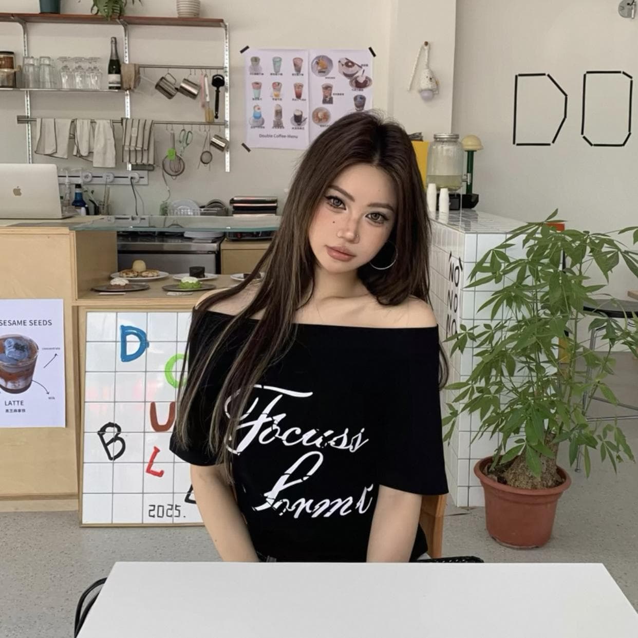 Sweet and pure sexy off-shoulder short-sleeved T-shirt for women with personalized print off-shoulder versatile slanted shoulder slim hot girl style top