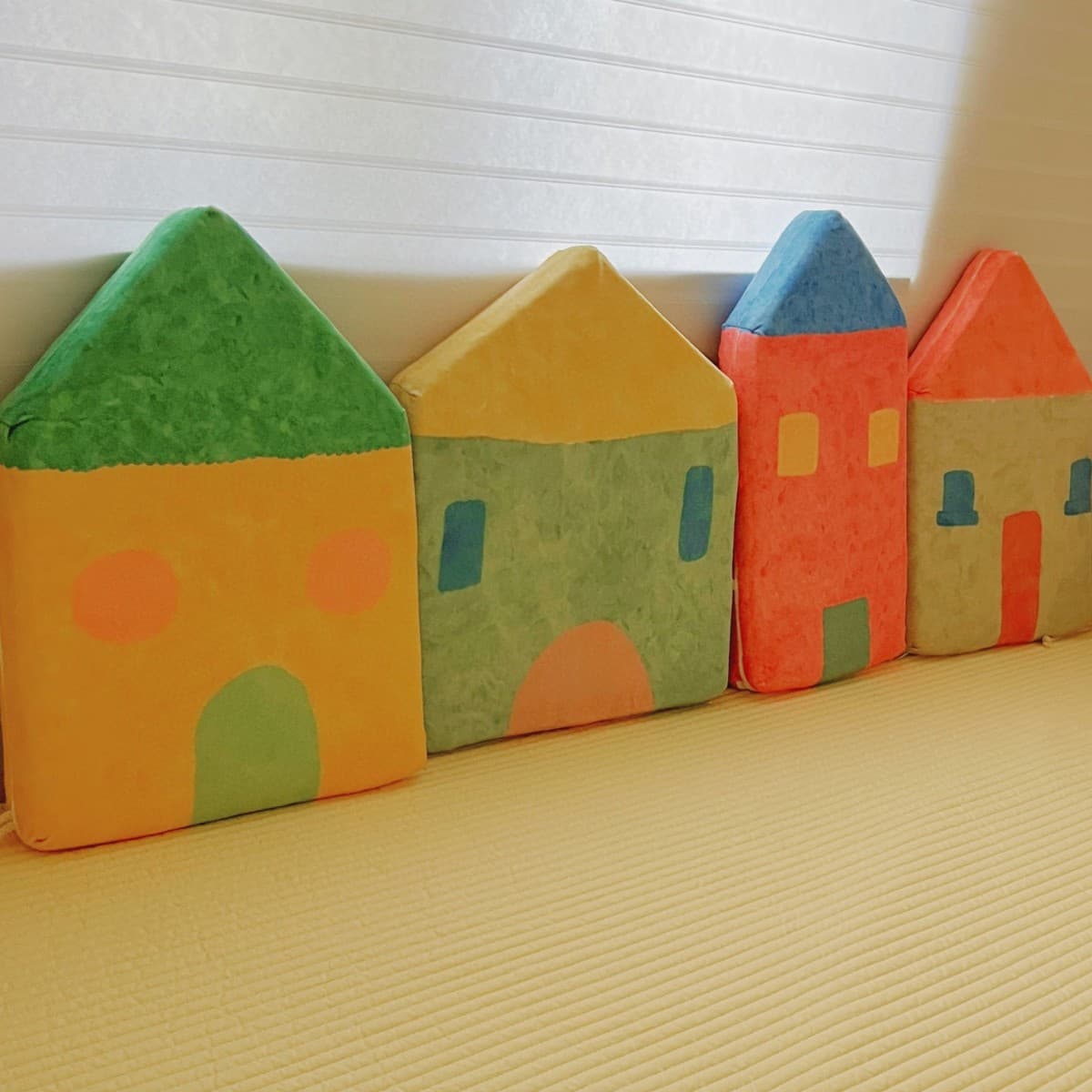 Nordic-style little house bed bumper, export-quality children's room decoration, home furnishing, baby crib soft upholstery anti-head bumper cartoon barrier.