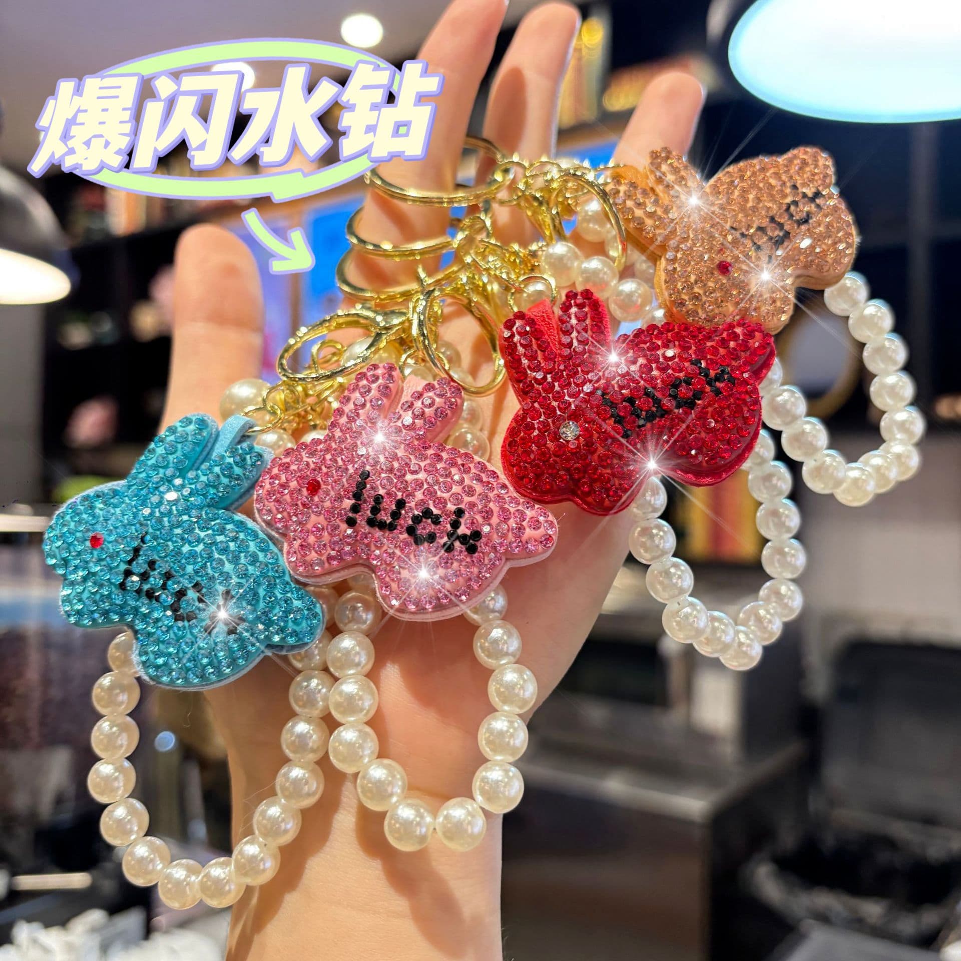 Cartoon hot diamond lucky rabbit keychain beaded chain pearl chain pendant accessories high-end fashion bag versatile
