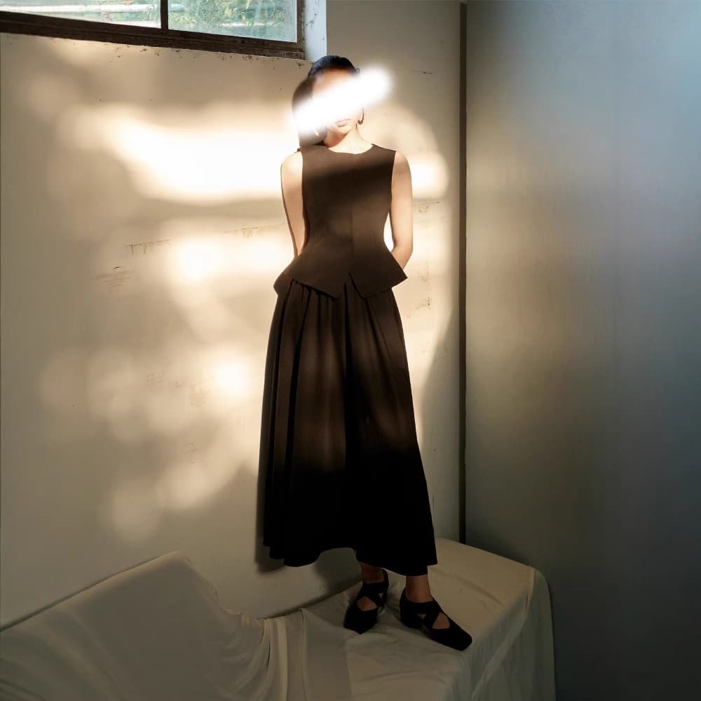 New Summer Set with Tailored Waistcoat and Flared Midi Skirt for Relaxed Style