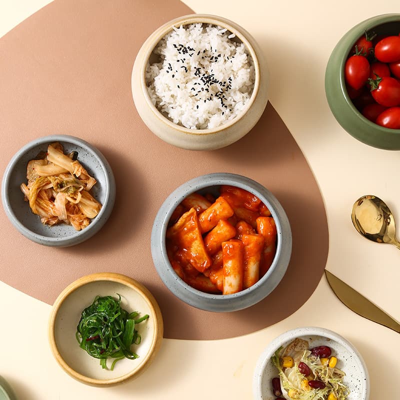 Vintage Japanese-style ceramic bowls and plates for home use, including rice bowls, sauce dishes, salad bowls, dessert bowls, and small side dishes, made of solid-color rough pottery.