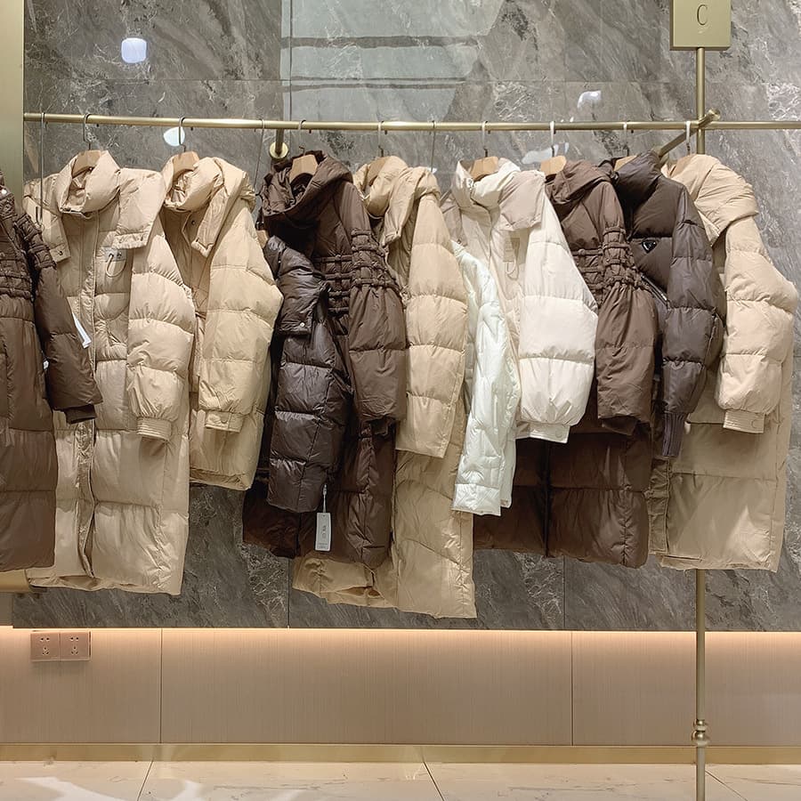 Down jacket overstock wholesale, withdrawn brand discounts, women's clothing clearance, high-quality live streaming sources from Thirteen Hongs.