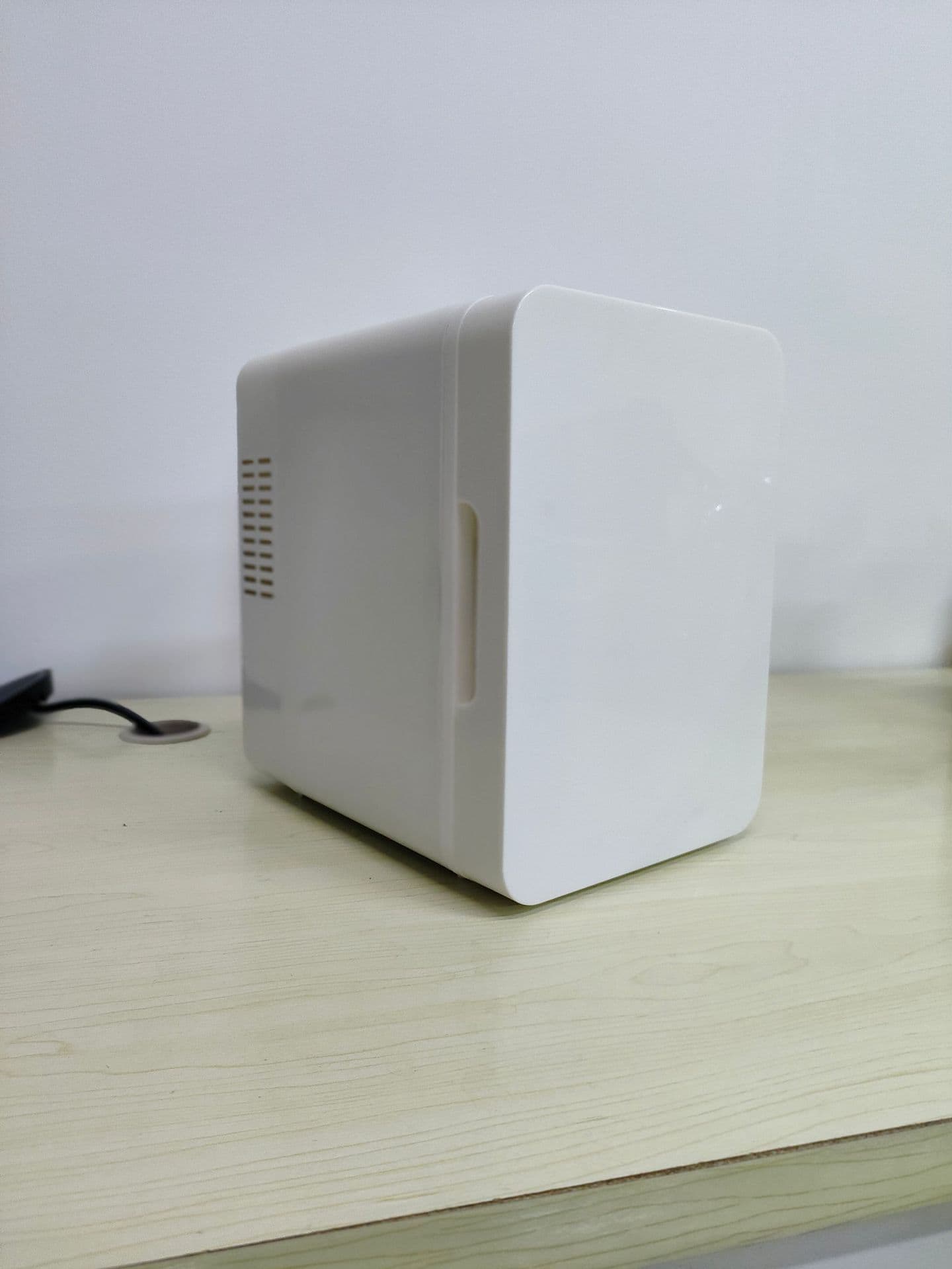 Trending Beauty Car Refrigerator New 4L LED Mirror Mini Compact Cooling for Cosmetics, Breast Milk, Bedroom Home Use