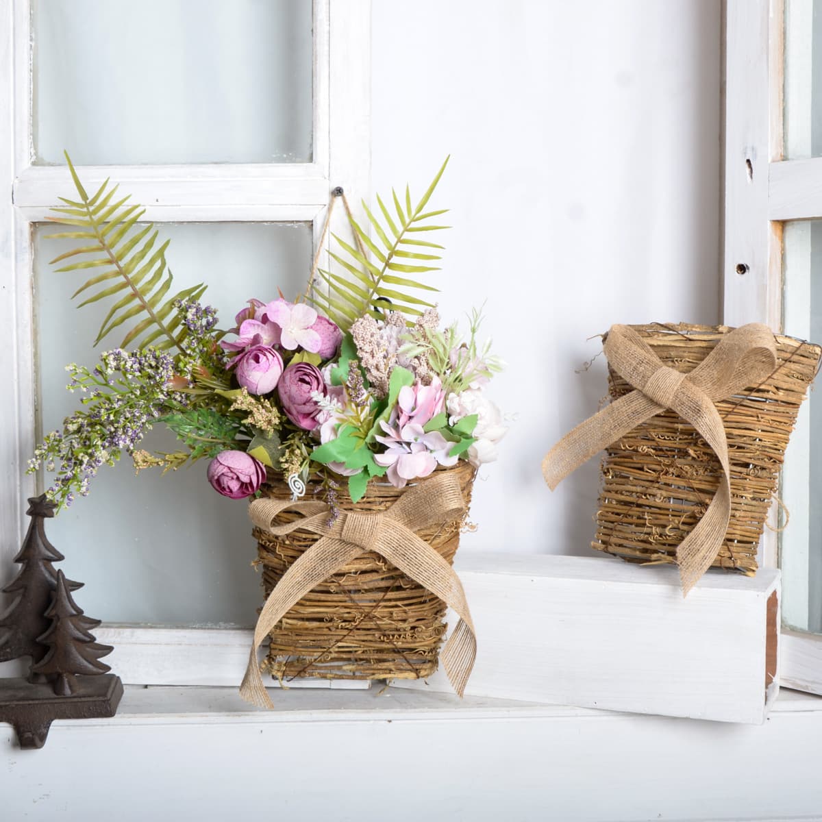 Rustic home decor hanging piece, flower-insertion rattan hanging basket, handmade wicker flower basket for indoor decoration.