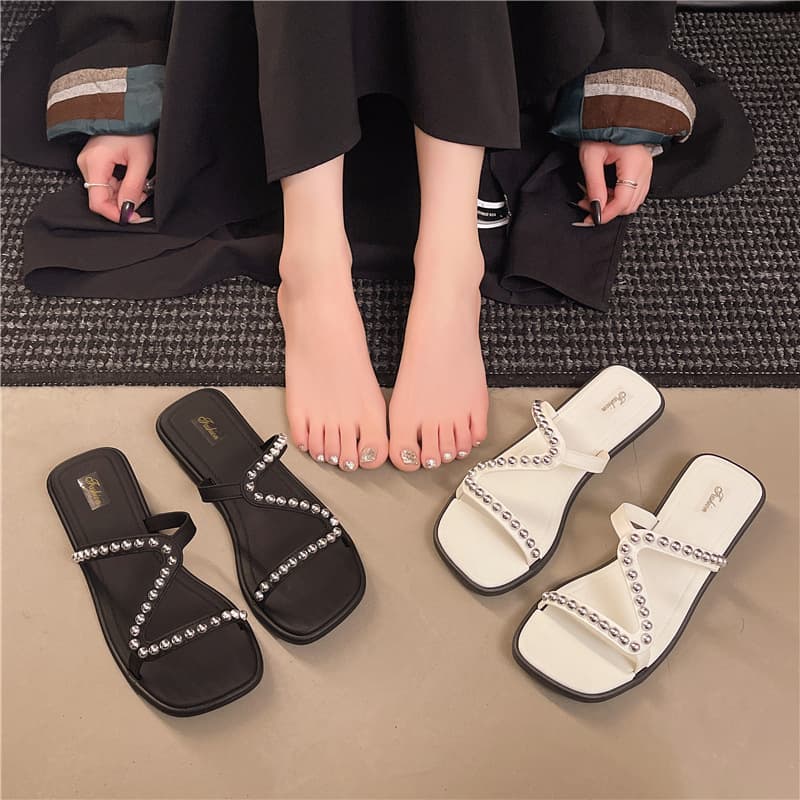 2026 New Summer French Style Silver Pearl Fashionable Versatile Home and Outdoor Beach Sandals for Women
