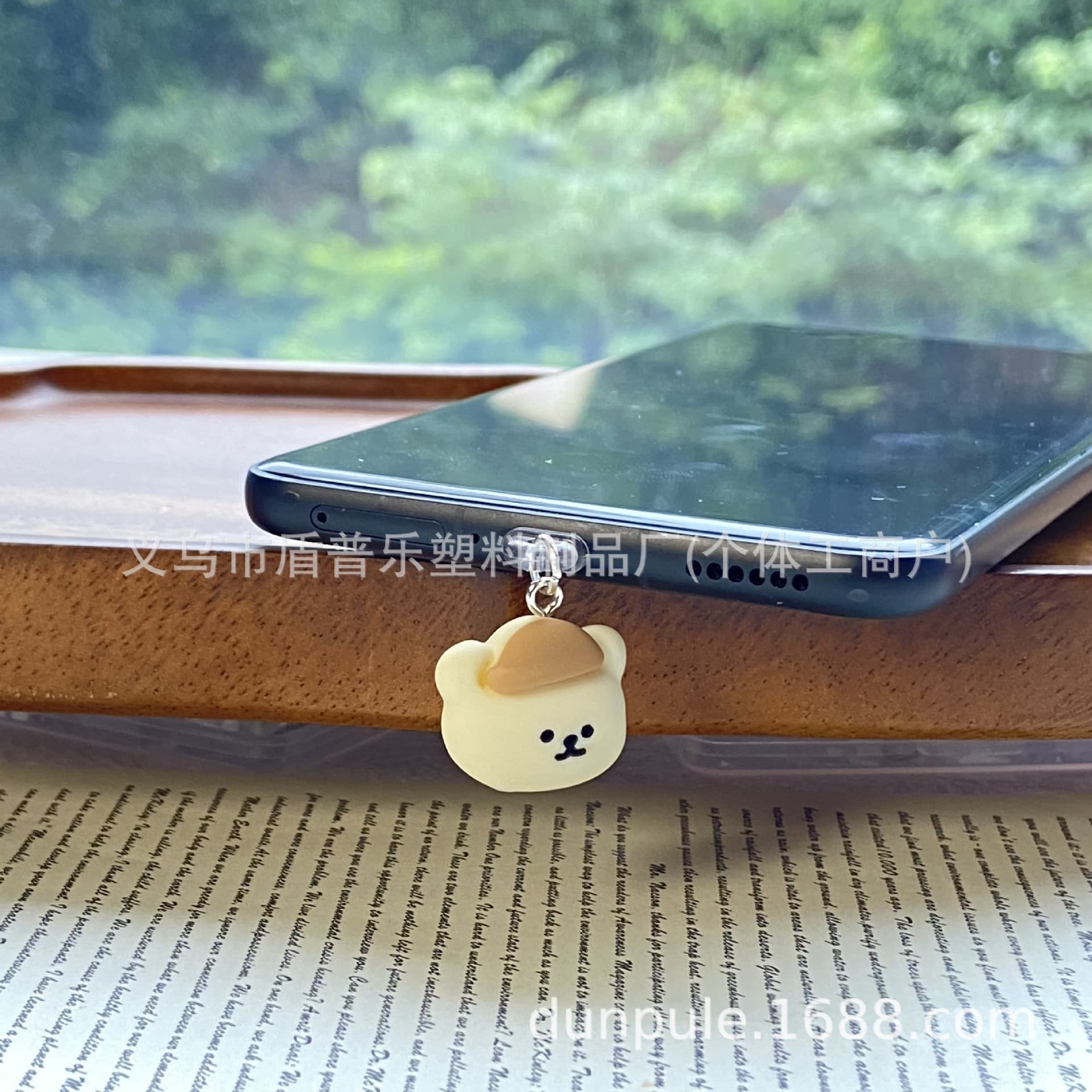 Cute Bear E-Reader Dust Plug, Compatible with Kindle and Phones, Trendy Toy Pendant