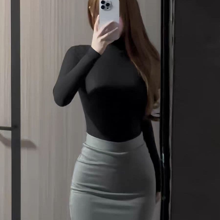 In autumn and winter, hot girls keep warm and have a complete set of versatile skirts with a pure lusty style and a tight-fitting slimming butt-covering skirt suit.