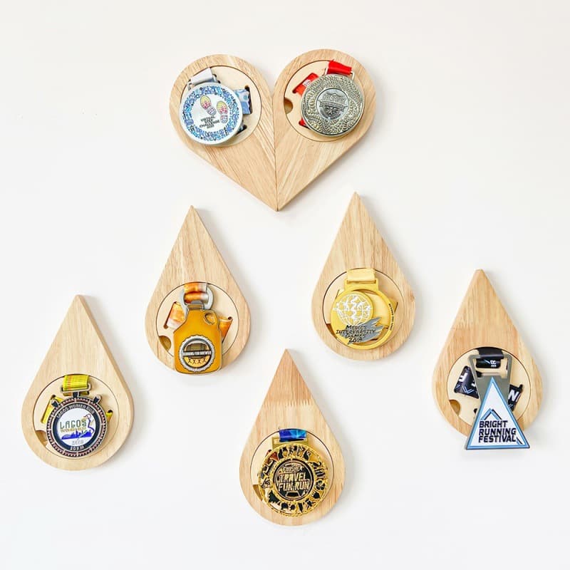 Factory stock Wooden medal stand, teardrop-shaped puzzle medal display rack, home decoration