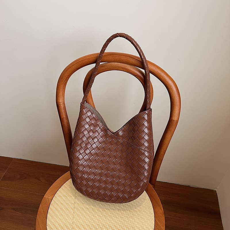 This year's popular bucket bag women's large capacity 2026 spring new fashion simple woven pattern single shoulder armpit bag