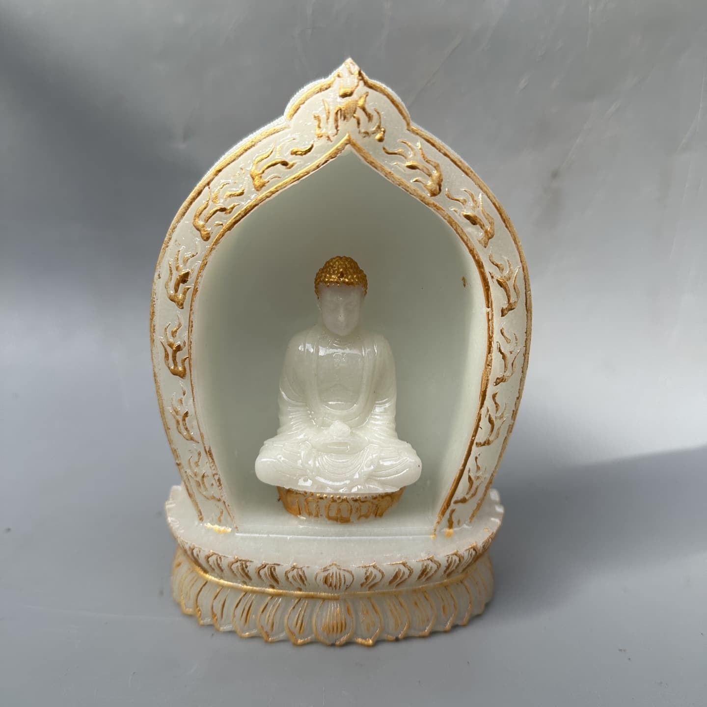 Resin Luminous Gold-Plated Amitabha Buddha Statue Ornament for Home Living Room Buddhist Shrine Temple Worship Altar Decoration