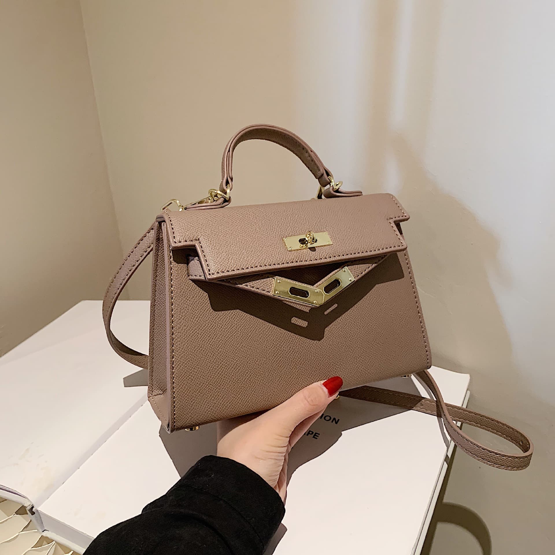 Cross-border high-quality lock clasp handbag small square bag women 2025 new versatile classic one-shoulder crossbody fashion Kelly bag