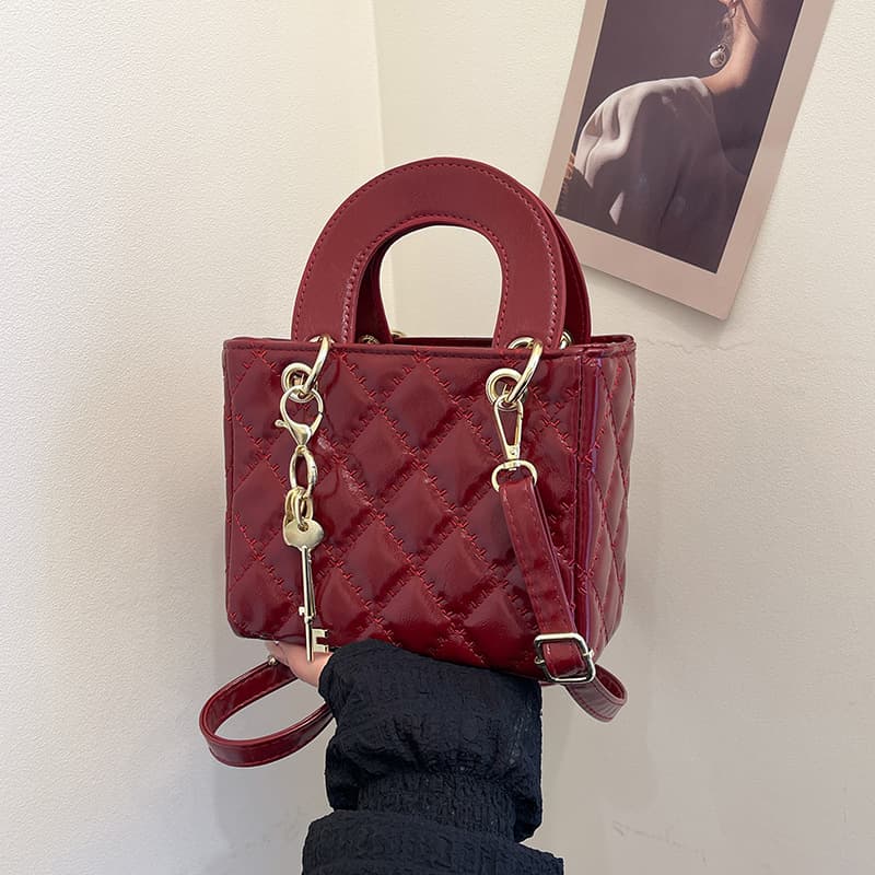 Cross-grain textured patent leather handbag, Dior-style 2025 new handbag, crossbody bag, fashionable diamond-quilted single-shoulder bag, trendy