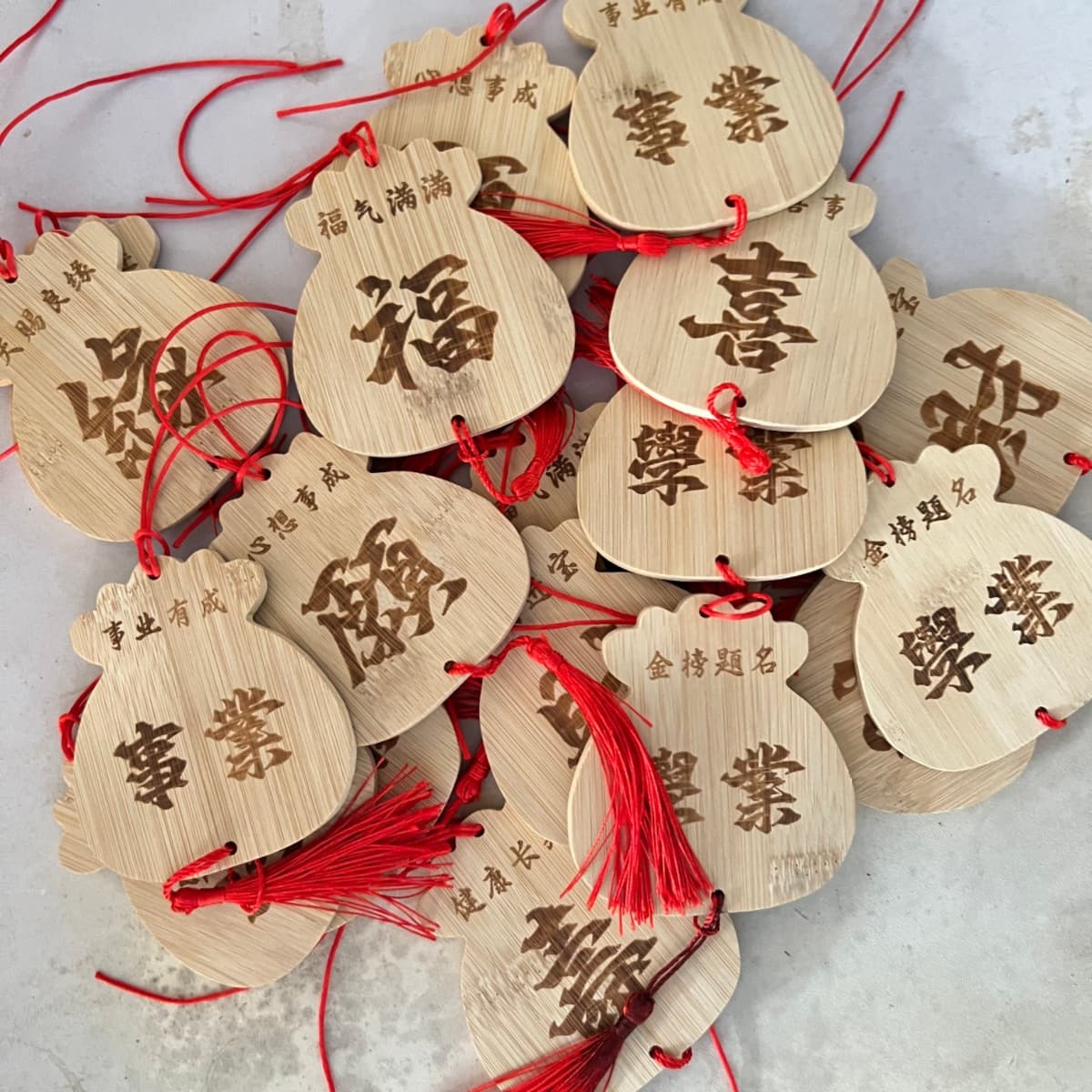Prayer and wishing pendants, wooden hanging tags, decorative laser engraving, can be printed with scenic area logos, temple carvings, wholesale.