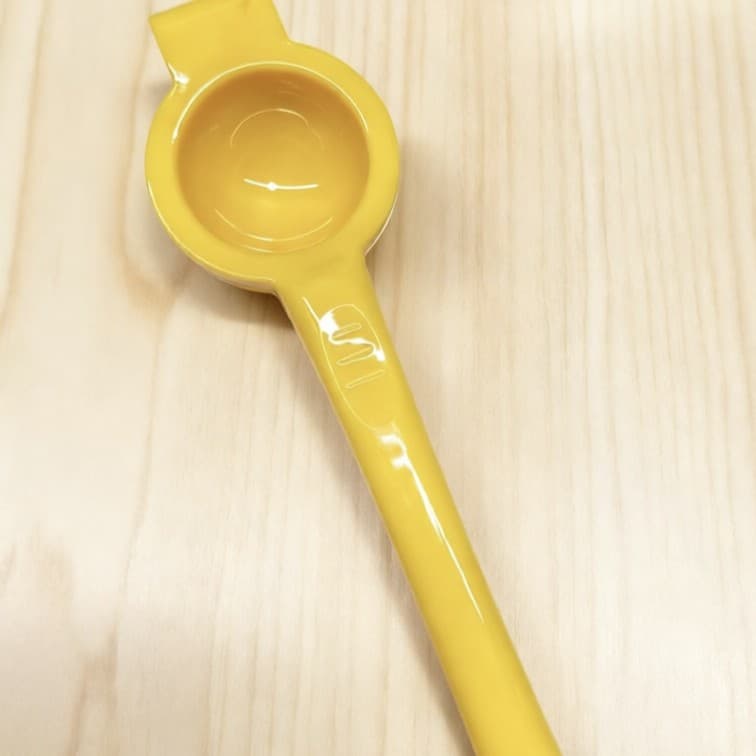 Kitchen household gadgets labor-saving fruit juicer orange juice press manual juicer hand-held juice press artifact