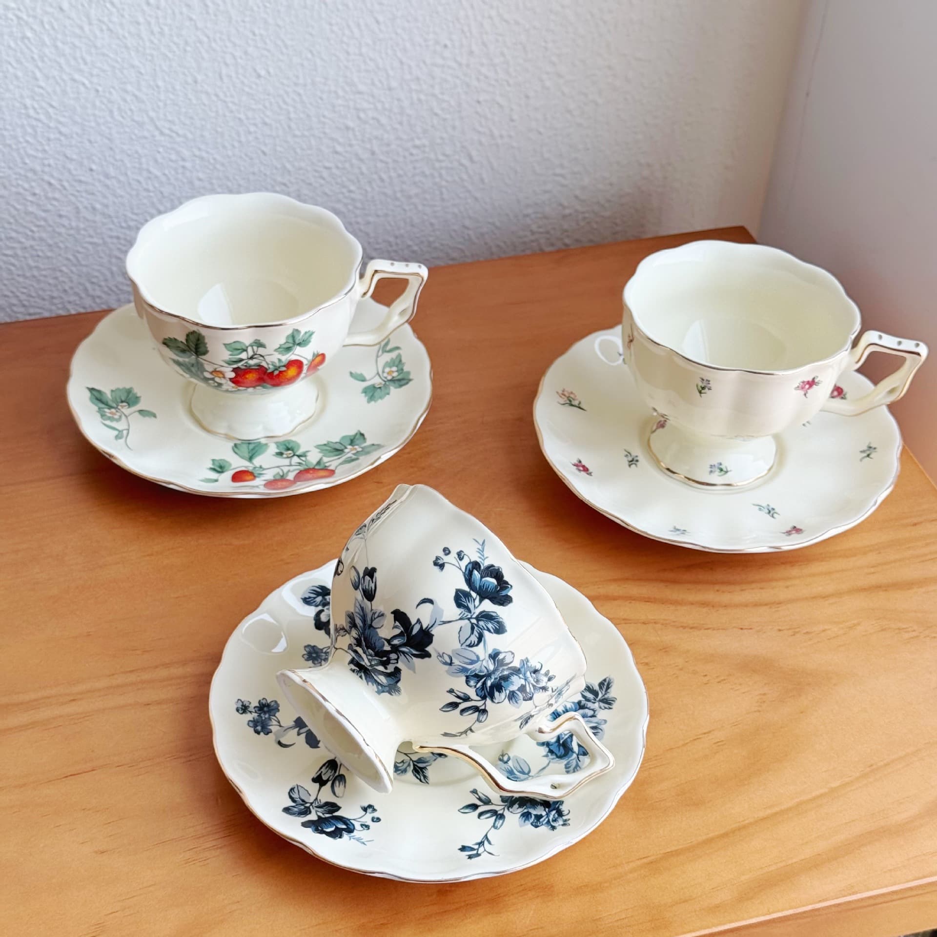 French afternoon tea coffee cup European cup and saucer set ceramic tea cup blue and white porcelain broken flower strawberry exquisite cup and saucer