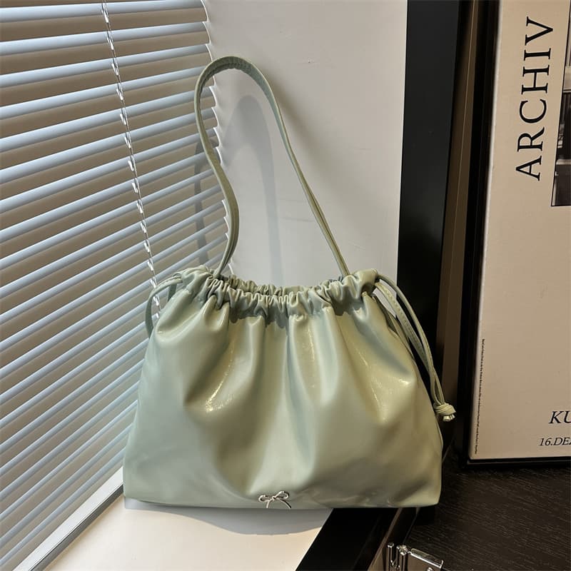 ins this year's new women's bag solid color small fresh simple shoulder crossbody bag Korean version Internet celebrity handheld pleated bag