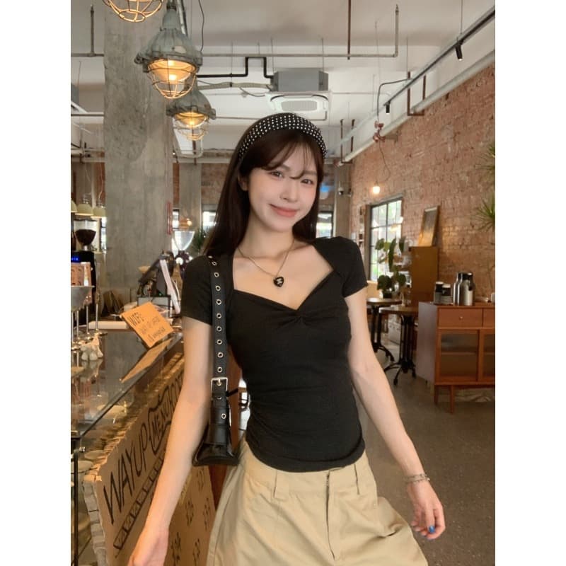 Korean style black kink v-neck t-shirt for women summer shoulder short sleeve 2026 new pure lust hot girl slim short top