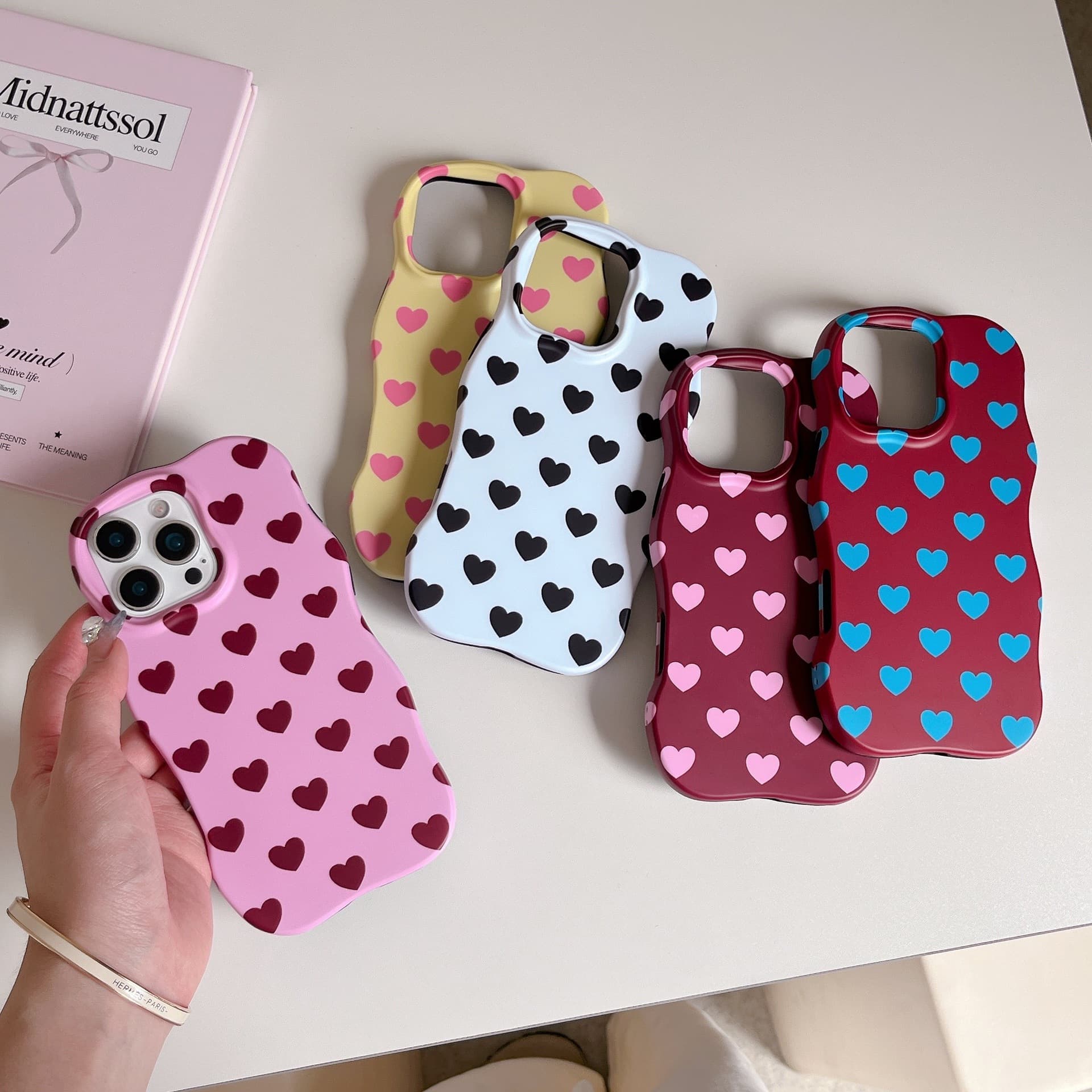 Korean full-screen small heart design, compatible with iPhone 16 Pro Max, iPhone 17 case, 15/14 matte wave case