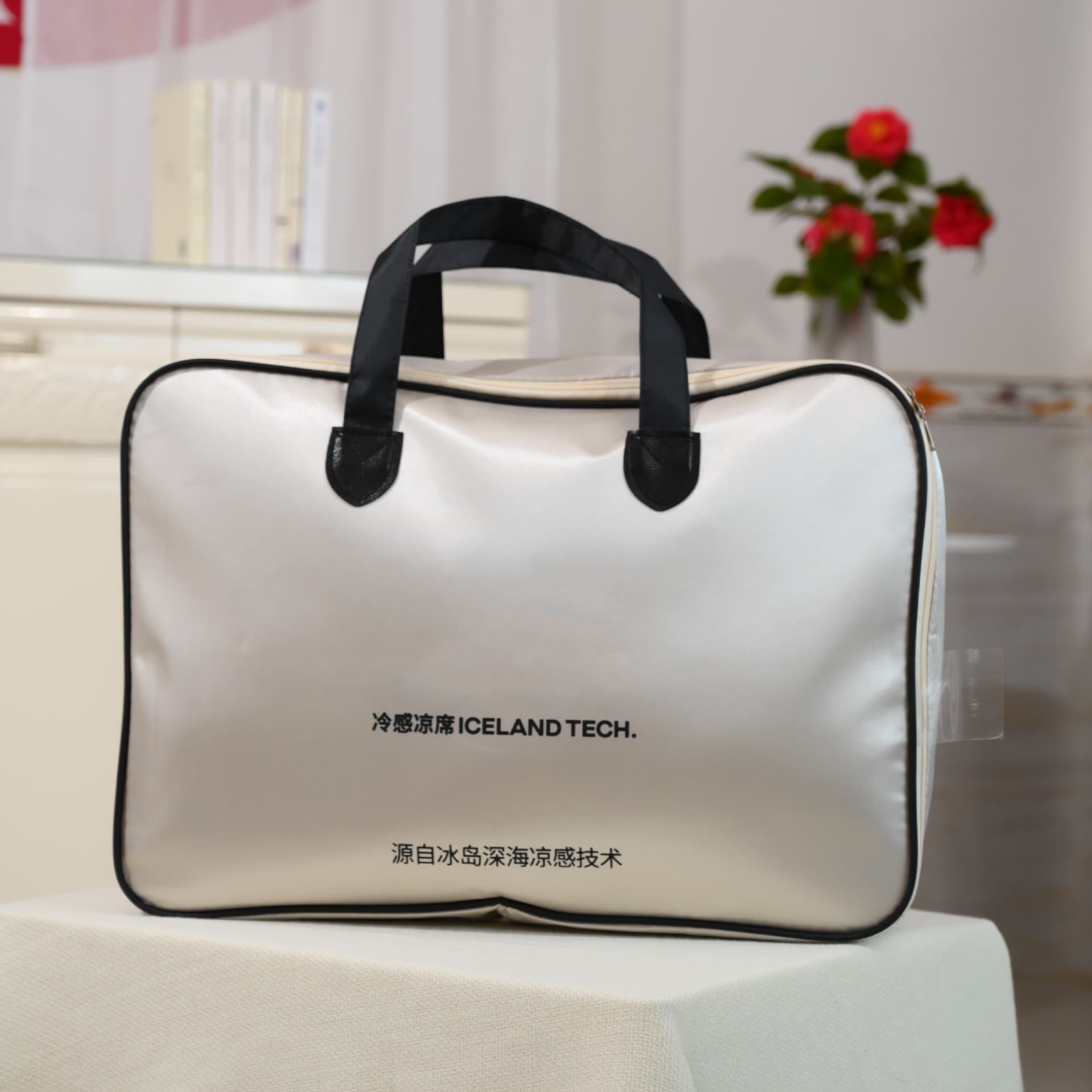 Non-woven fabric tote bag, quilt storage bag, household bedding set organizer bag.