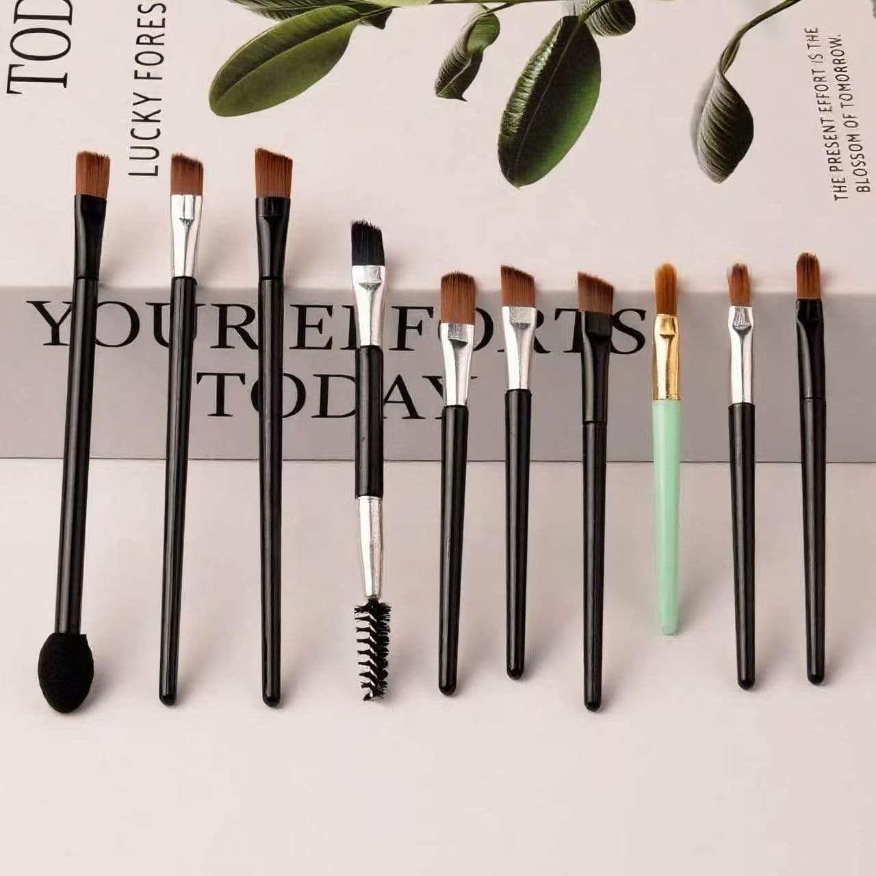 Eyeshadow Brush, Makeup Brush, Angled Eyebrow Brush, Beauty Tool, Easy for Beginners to Use, One-Touch Shaping, Mini Portable Makeup Brush