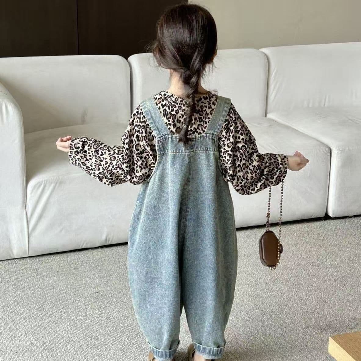 Girls' spring/autumn leopard print set 2025 new children's fashionable denim overalls, stylish little girl two-piece