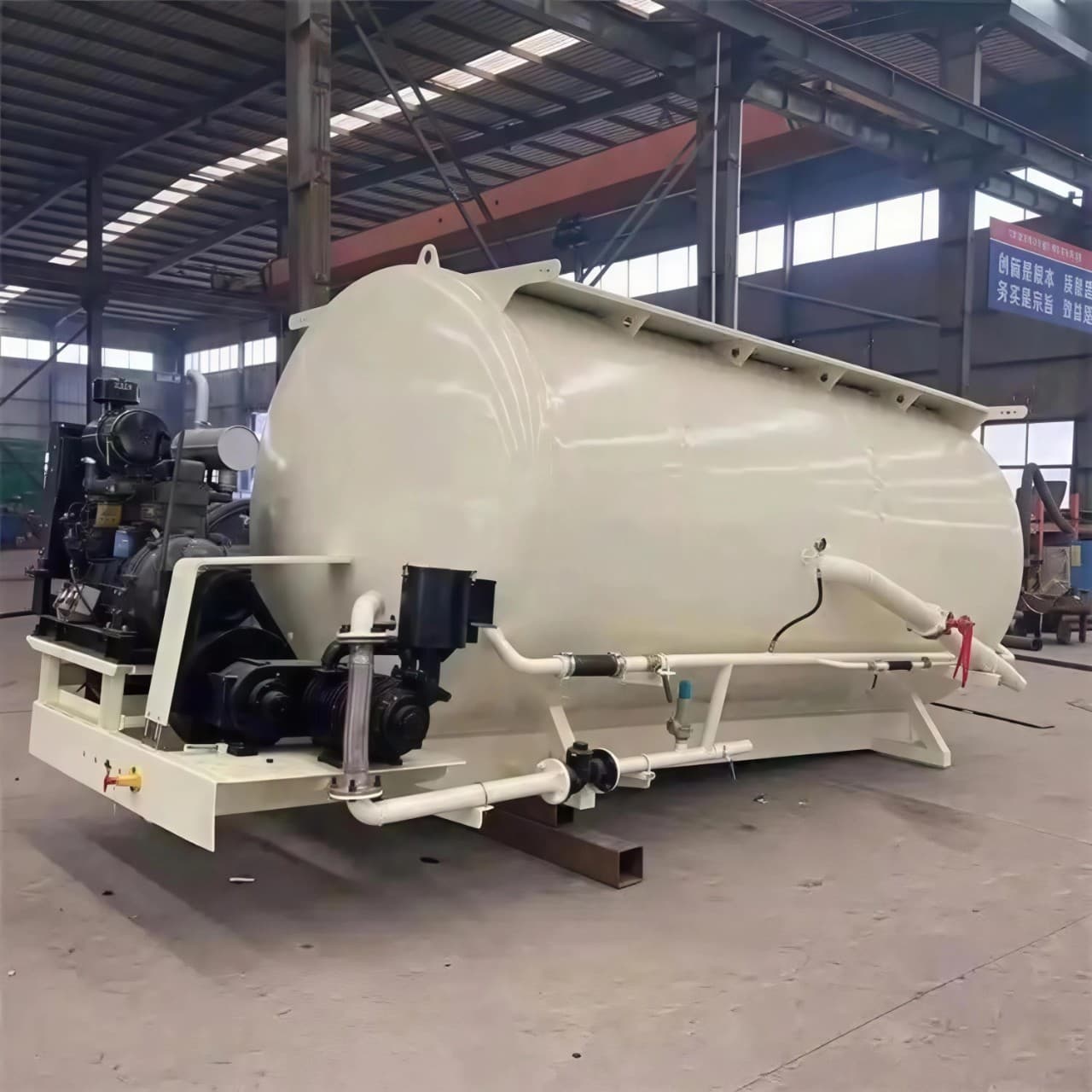 Small 15 cubic meter bulk cement silo, 18 cubic meter horizontal tank truck, 10-ton powder and granular material ash silo for in-plant use.
