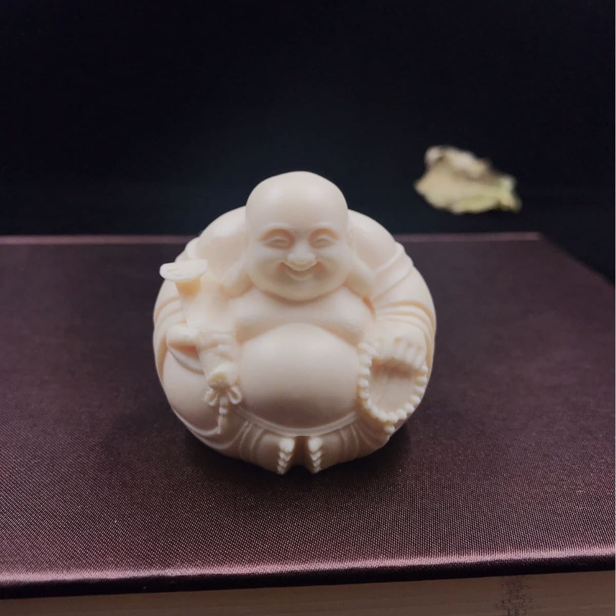 Ivory fruit carvings, Maitreya Buddha hand pieces, a group of gentle ornaments, tea pets, office decoration, handicrafts, carvings, wholesale