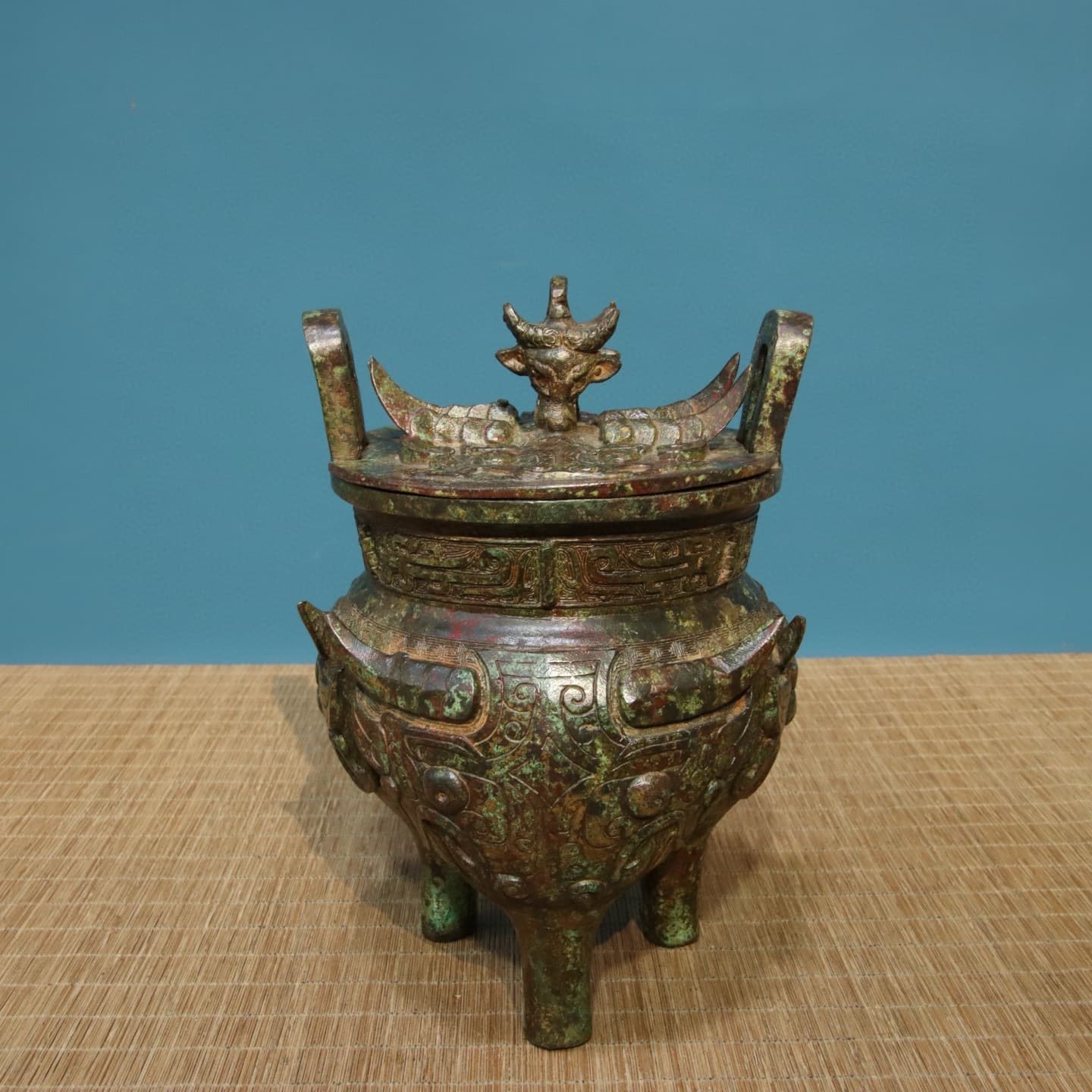 Antique bronze ware, square copper bottles and flat kettles, wine storage vessels, round Lei vessels for holding wine, animal-faced jue, square Yi ornaments, bottles and jars
