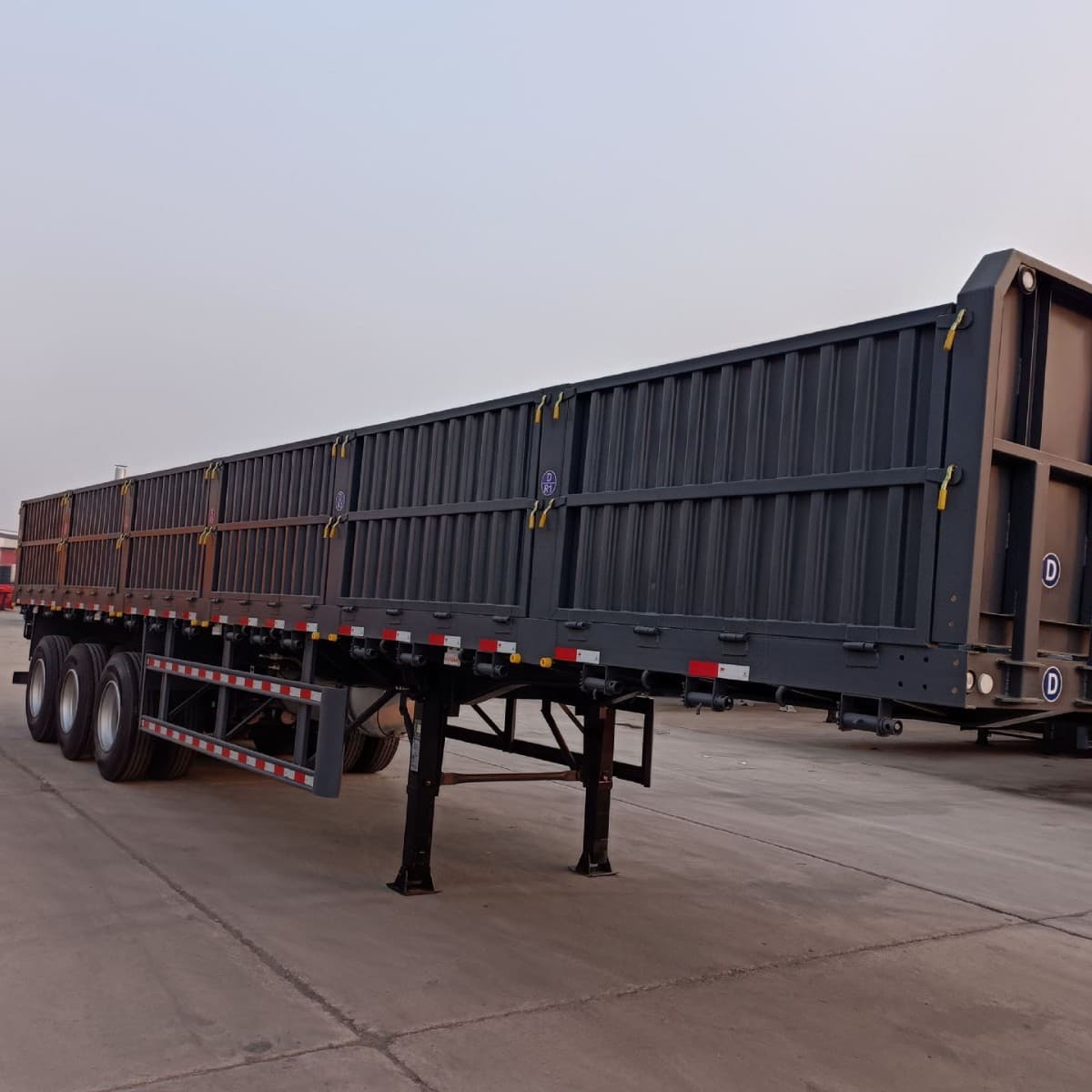 Cross-border supply of high-barrier transport semi-trailer, high-low flatbed patterned-barrier transport semi-trailer, warehouse-grid barrier transport semi-trailer
