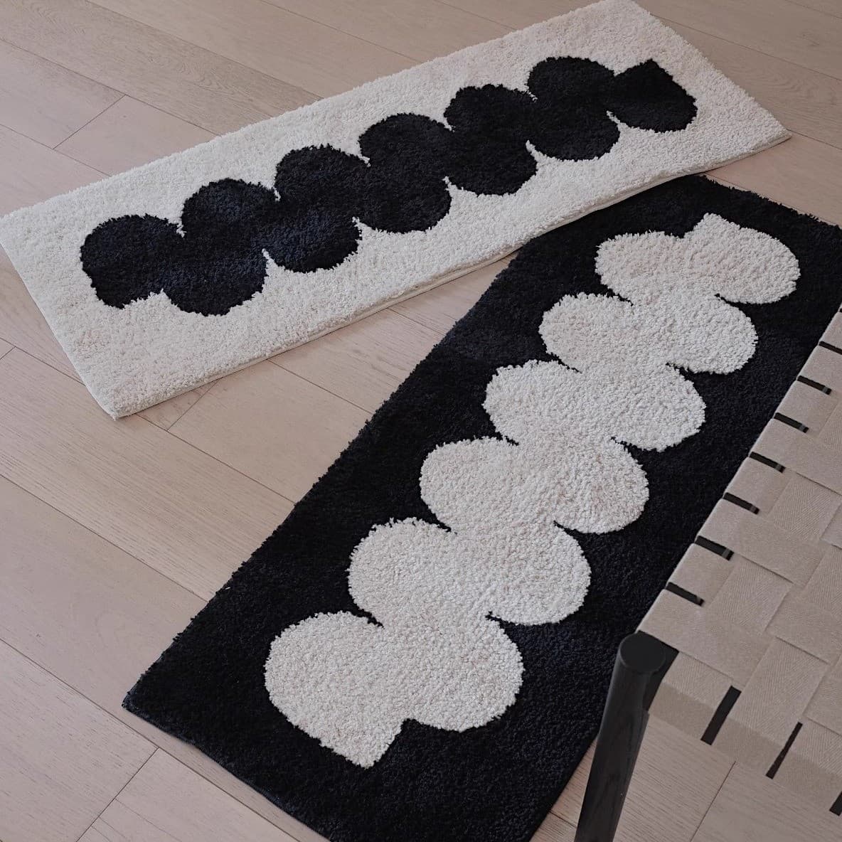 Drop-shipped light luxury cream-colored black and white velvet rug for home living rooms, sofa pads, cold insulation, bedside rugs, and bay window mats.