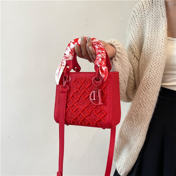 2026 New Princess Diana Bag Heavy Embroidery Versatile Fashion Silk Scarf Handbag Bag High-end Single Shoulder Crossbody Women's Bag