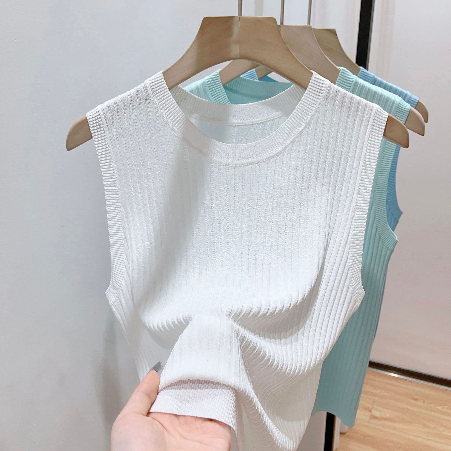 Spring 2025 Women's Round Neck Knitted Vest Casual Sleeveless Base Shirt Slimming Inner Wear Covering Side Bust Comfortable