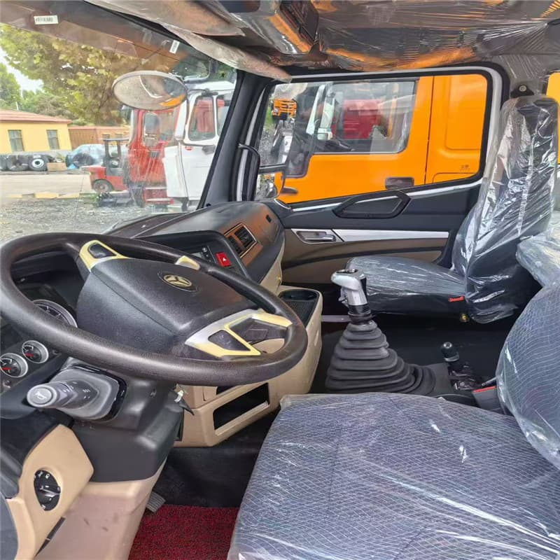 Export model semi-trailer tractor unit, used Howo tractor unit, dual-drive heavy-duty tractor unit with 371 horsepower.
