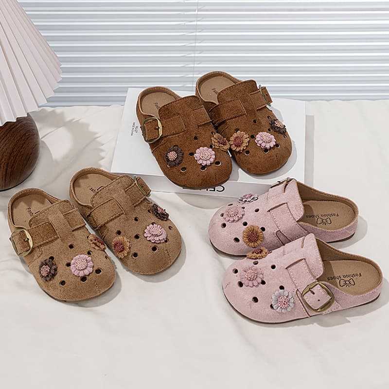 Children's Baotou Birkenstock slippers for medium and large children with flat belt buckles and hollow flowers for boys and girls casual slip-on and half-slippers