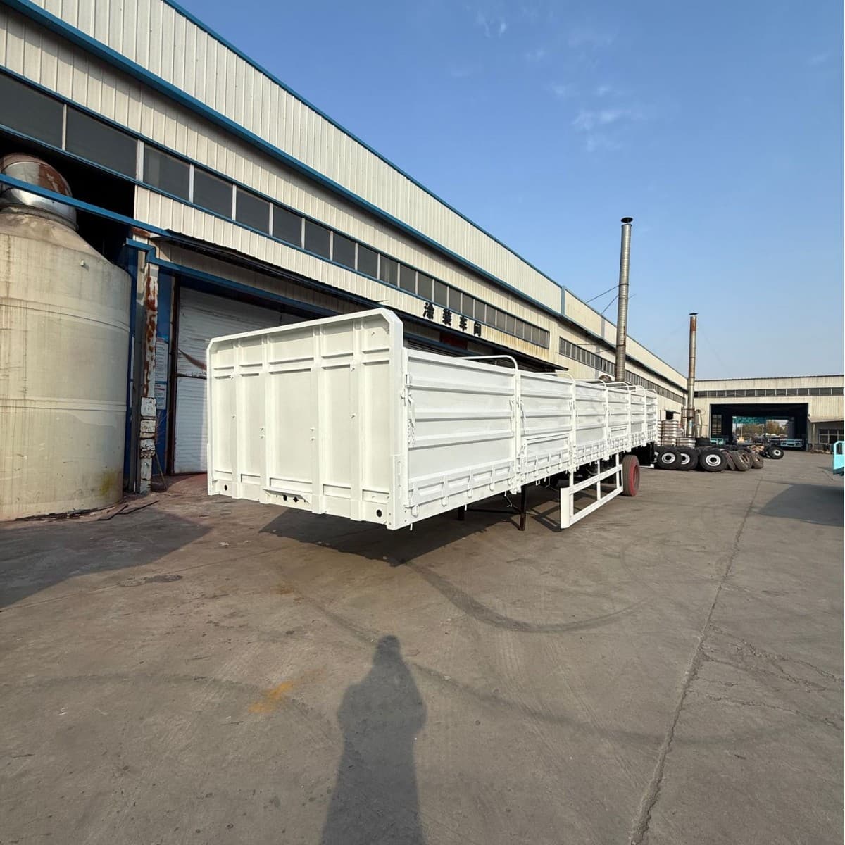 Cross-border export high-side panel semi-trailer, three-axle corrugated transport 40ft container flatbed semi-trailer