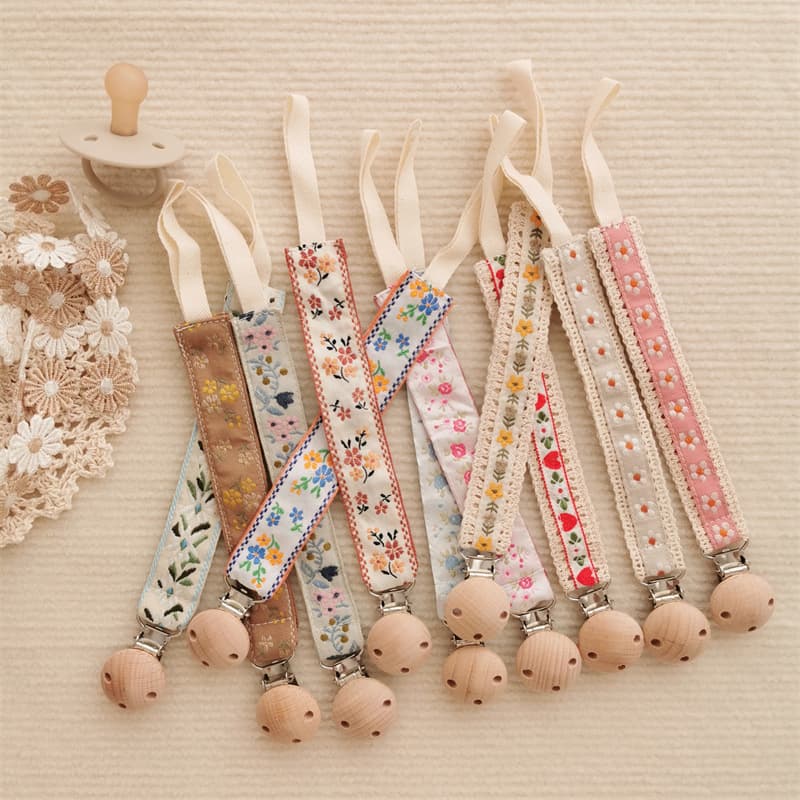 ins embroidered baby embroidered pacifier chain baby teether small toy anti-falling chain beech wood pacifier clip lanyard