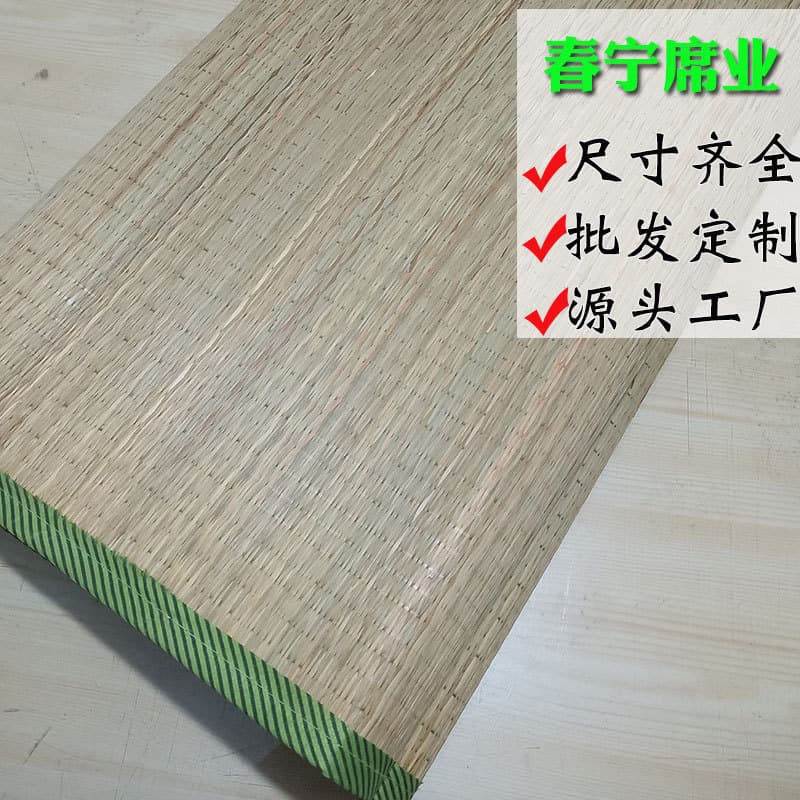 Straw mats, rush mats, woven mats, simple summer straw mats made by migrant students alone