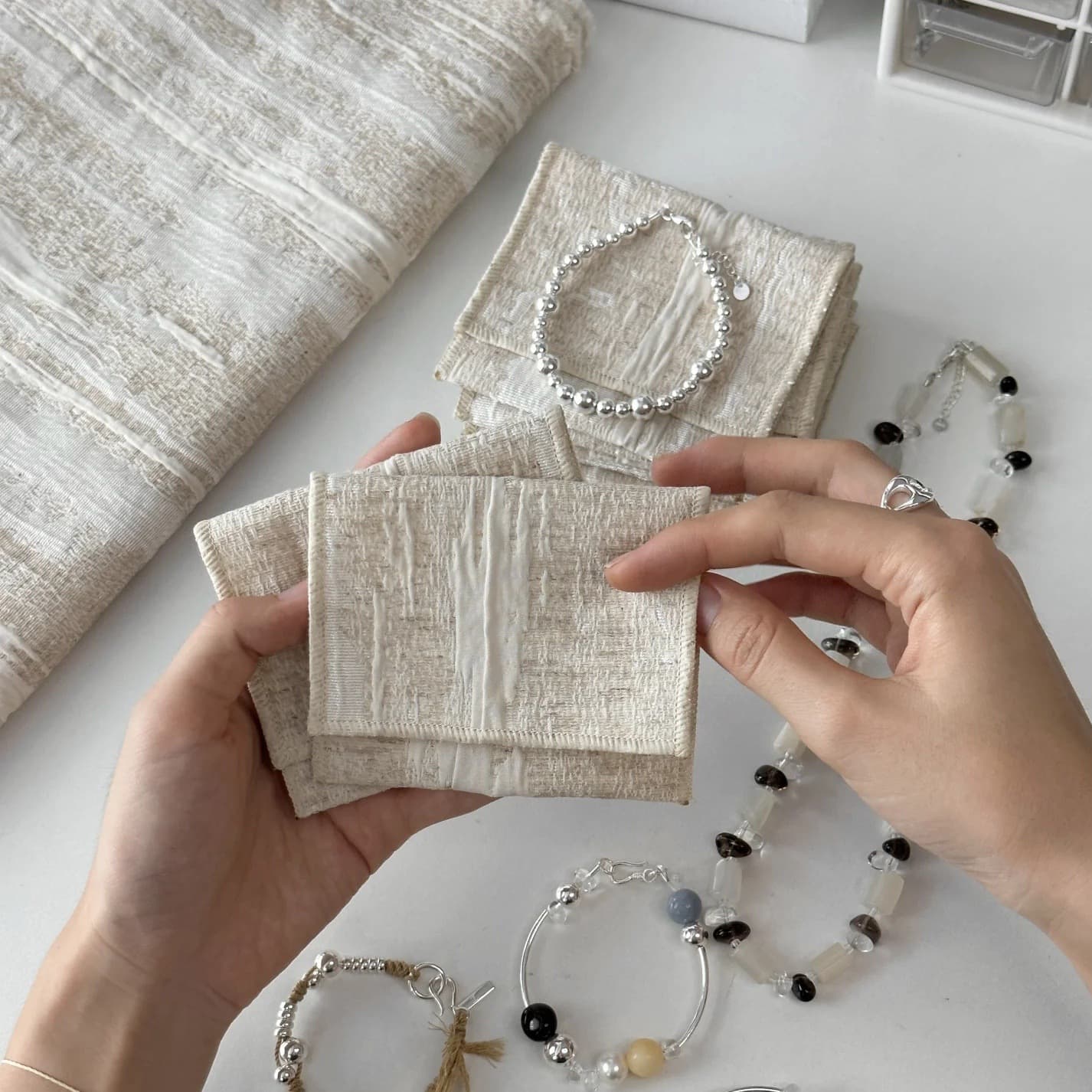 Factory New Cotton Linen Texture Clothing Jewelry Dust-proof Minimalist Premium Jewelry Packaging Portable Flip-top Edge-stitched