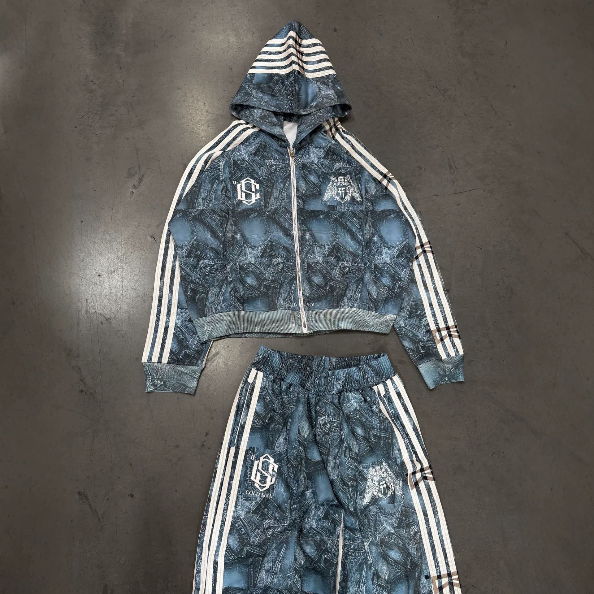 Trendy blue denim all-over printed sports suit with white stripes on the side and embroidered badge hooded jacket wide-leg trousers