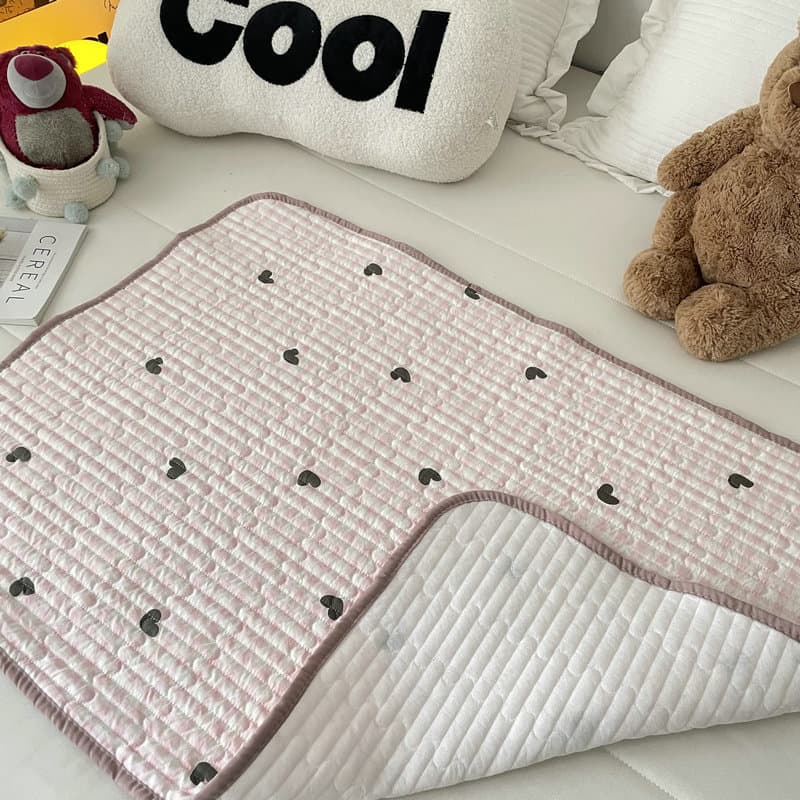Pink heart-shaped waterproof baby pad, washable, suitable for women during menstruation and toddler periods, leak-proof.