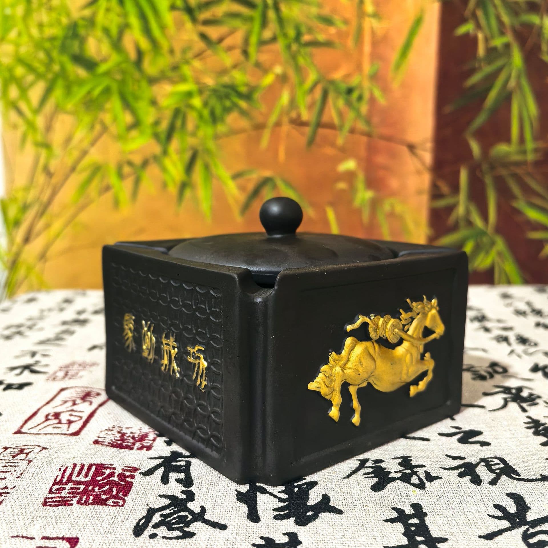 Year of the Horse High-End Gold-Rimmed Ashtray with Lid, New Chinese Style Living Room Ashtray, Factory Direct Purple Clay Ashtray