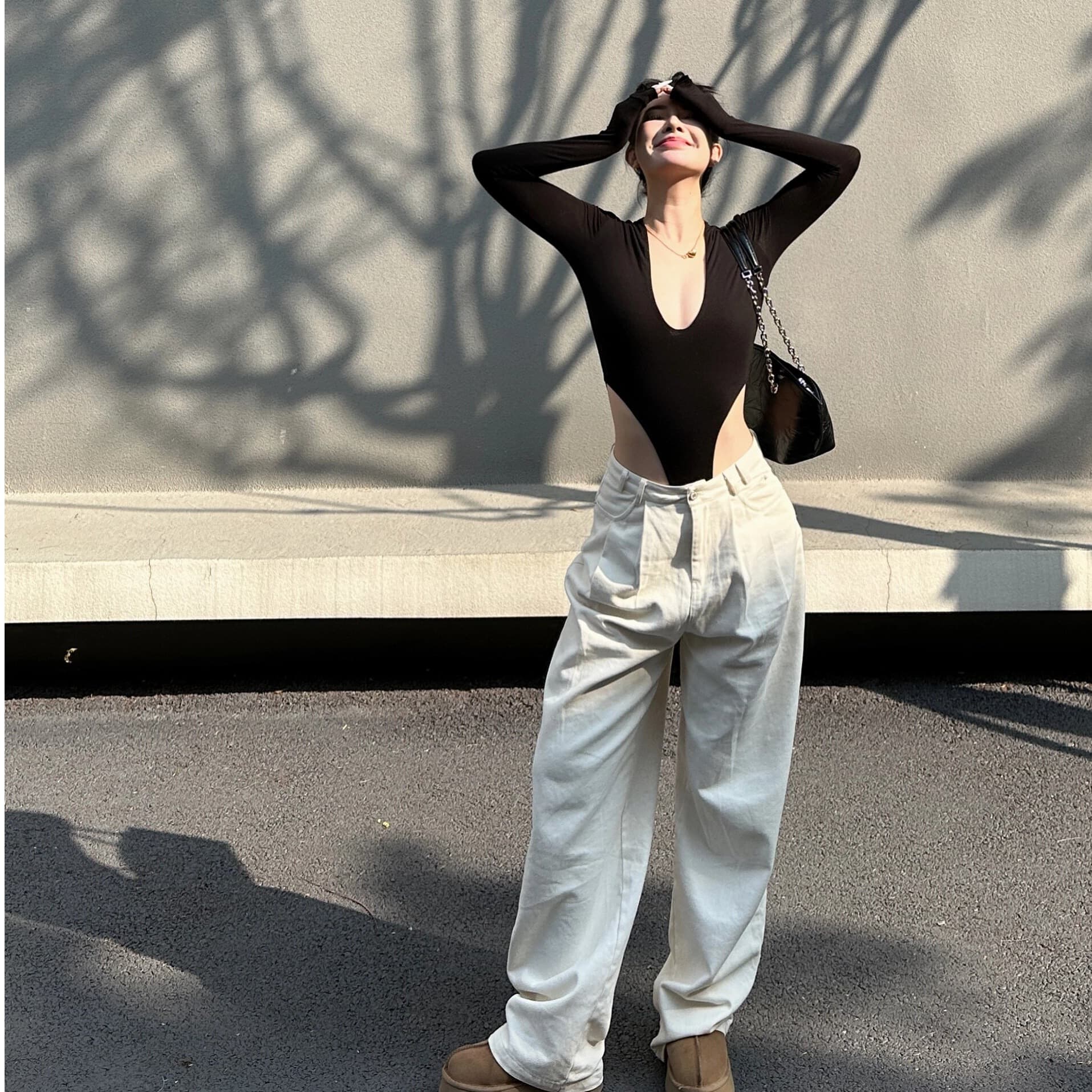 Hot girl sexy v-neck one-piece T-shirt for women 2025 spring and autumn with sexy irregular slim fit top and bottoming shirt