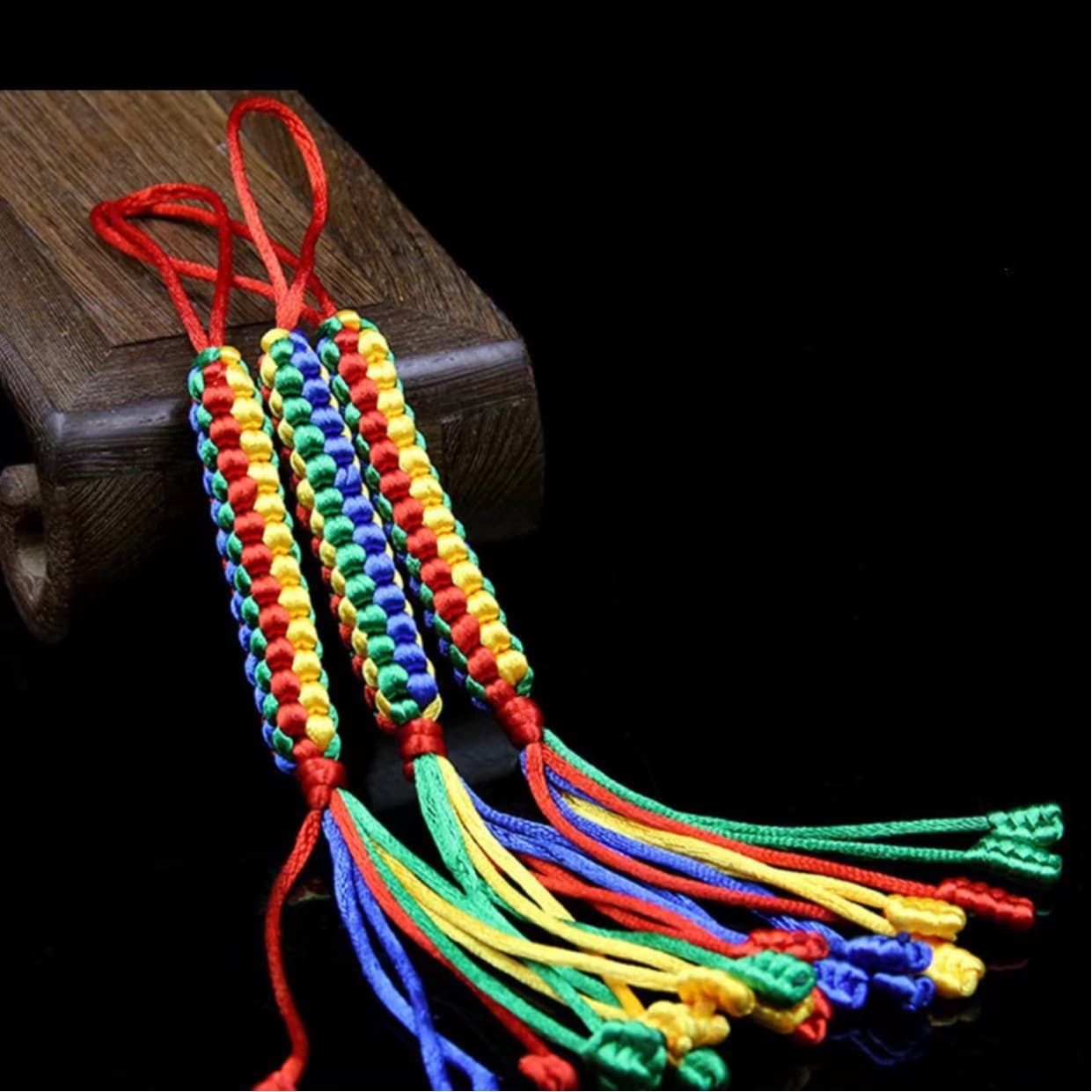 Tibetan-style hand-woven diamond knot pendants, auspicious knots, small square prayer wheel knots, and 23cm corn knot car hangings.