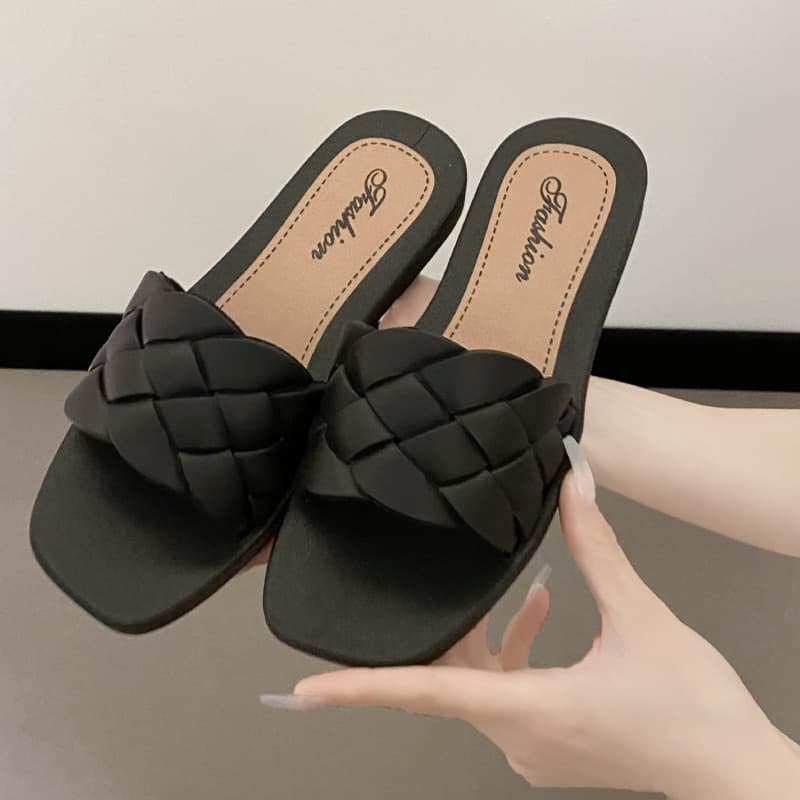 Slippers for women, summer diamond-shaped straps, fashionable flat-soled one-word slippers, twist straps, soft soles for outer wear, simple square-toe beach slippers for women