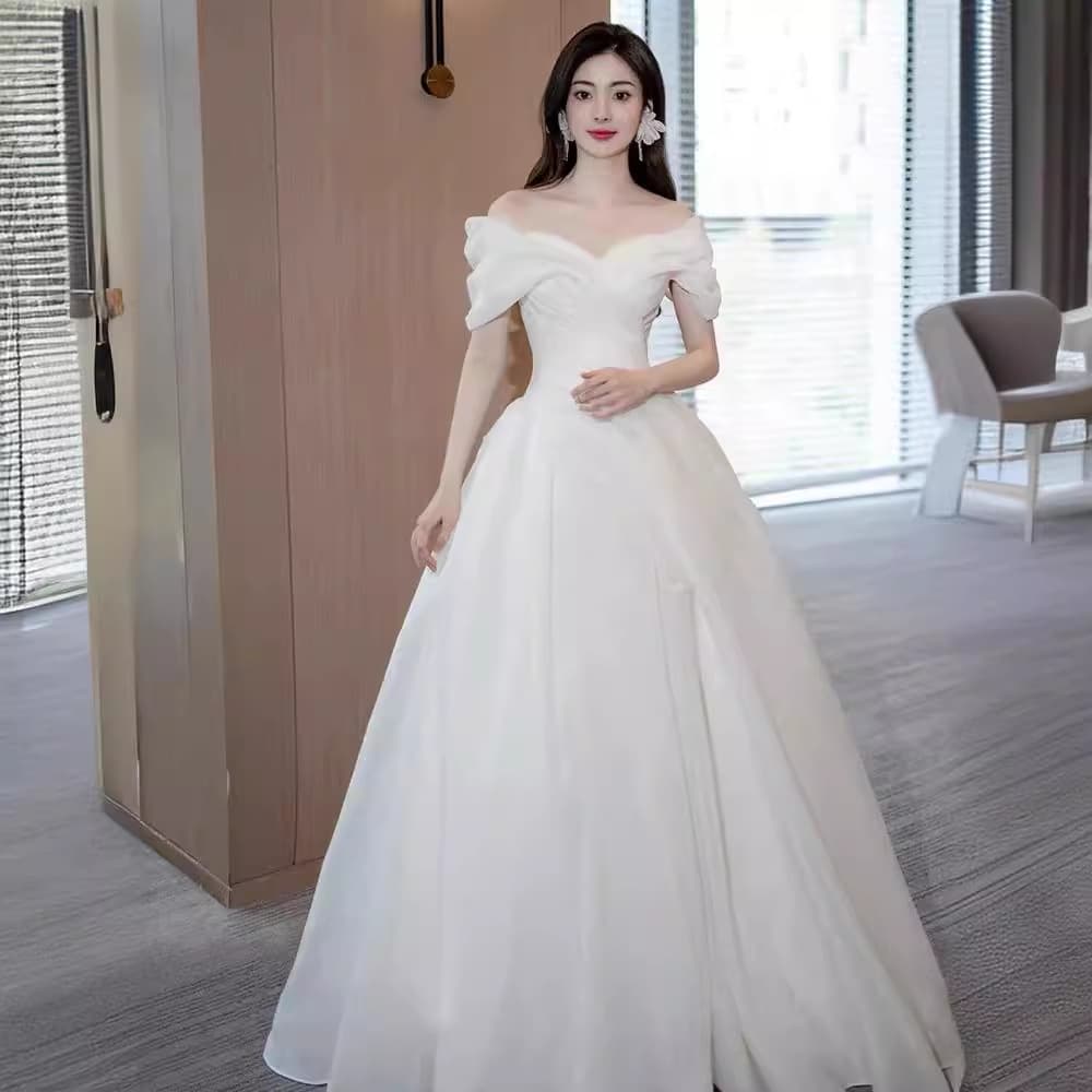 Off-the-shoulder lightweight wedding dress, 2025 new style, French satin main wedding dress, high-quality texture, simple and elegant for petite brides.