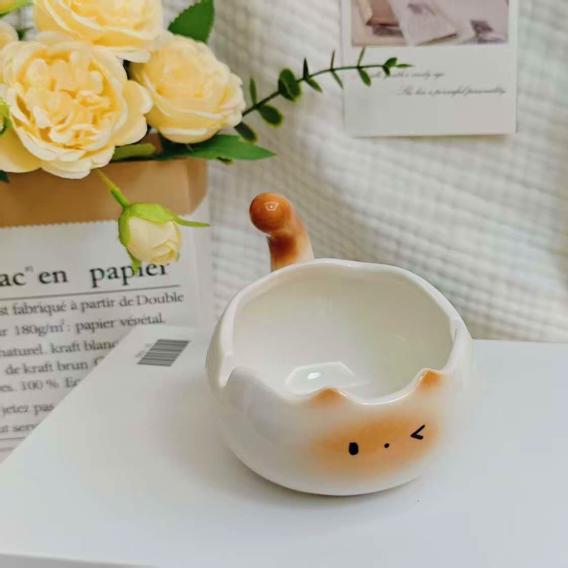 Creative Cute Siamese Cat Ceramic Ashtray with Anti-Fly Ash Lid for Living Room Office Desk