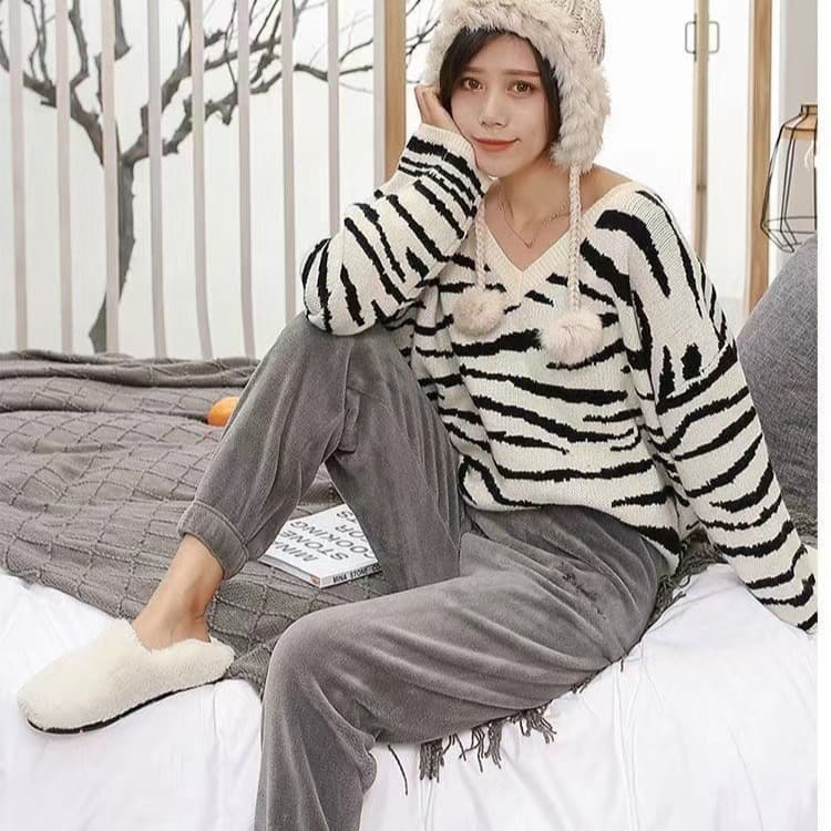 Warm coral fleece casual sleep pants for couples, thickened and loose-fitting nine-point length, suitable for both home and outer wear. Wholesale.